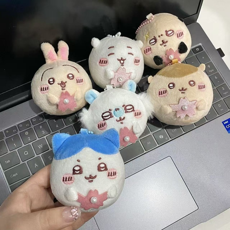 Japanese Fan - 桜シリーズのぬいぐるみキーホルダー。可愛らしい丸いウサギのハチワレジイカワ風ペンダント。アニメファン向けのキュートなバッグチャーム。